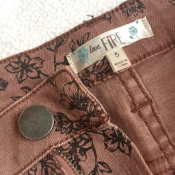 2 for $10 🔥 Floral Denim Shorts 🍑 - Picture 3 of 5